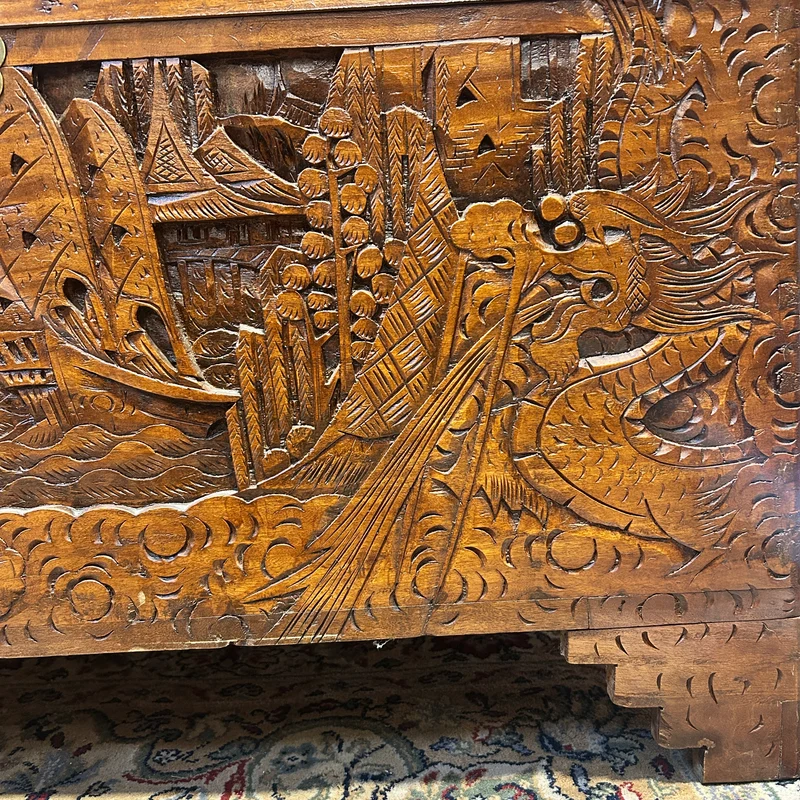 Cofre chino en madera de alcanfor tallado con dragones y navíos s. XX