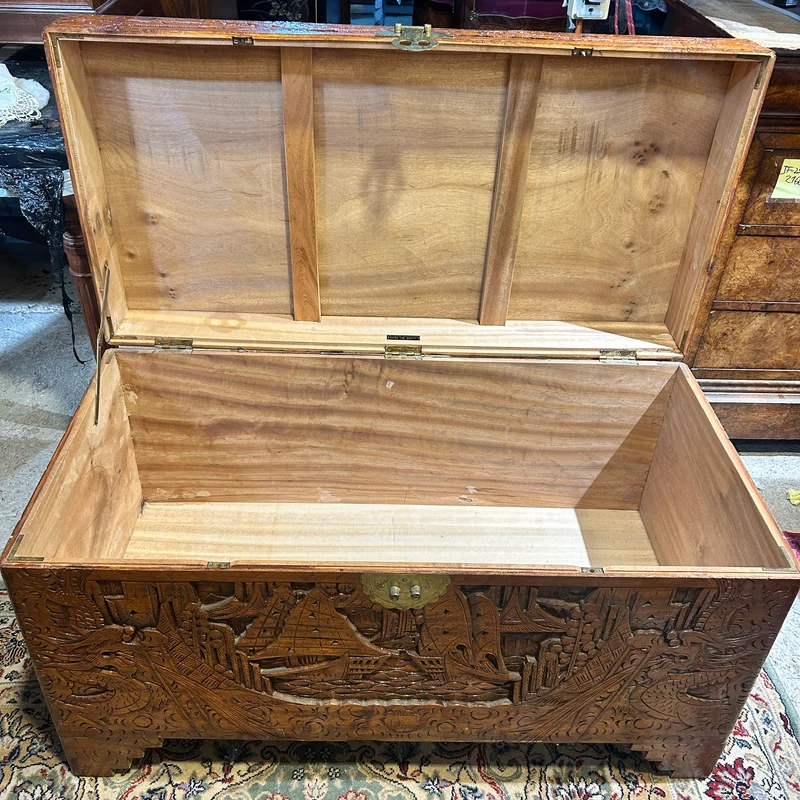 Cofre chino en madera de alcanfor tallado con dragones y navíos s. XX