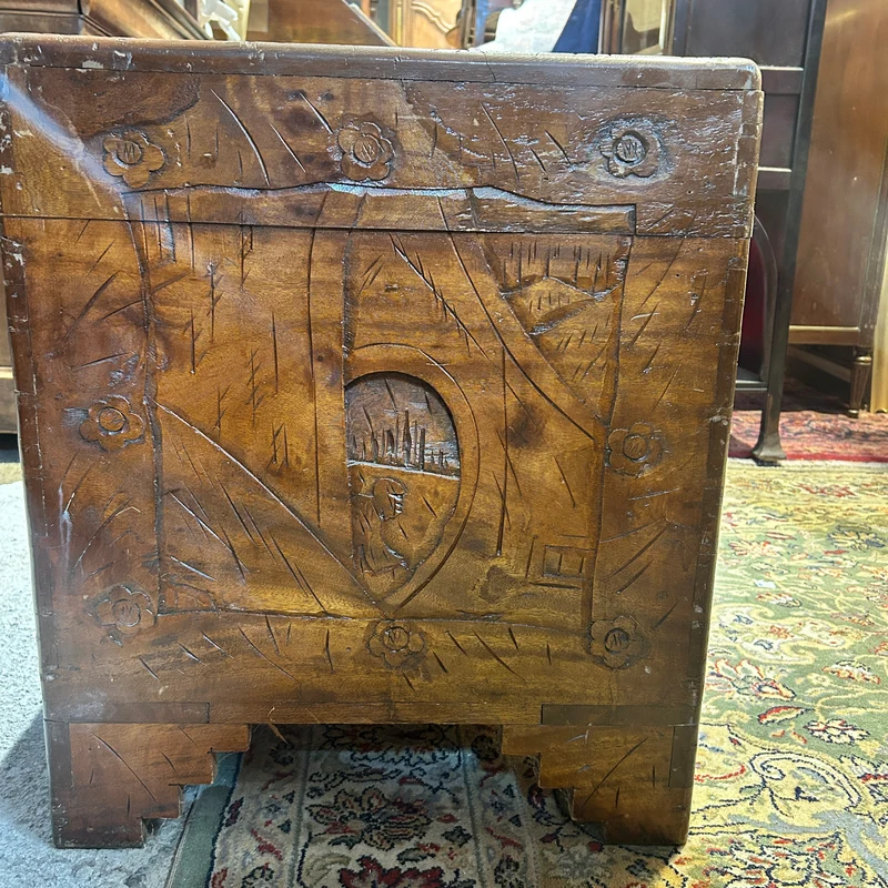 Cofre chino en madera de alcanfor tallado con dragones y navíos s. XX