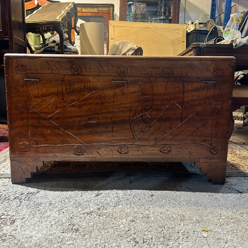 Cofre chino en madera de alcanfor tallado con dragones y navíos s. XX