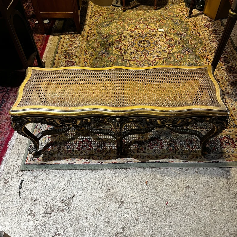 Banqueta con rejilla de caña en madera redorada con decoración de conchas estilo Regencia s.XIX