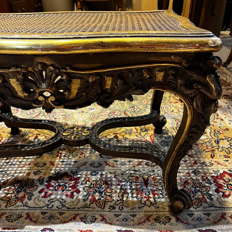 Banqueta con rejilla de caña en madera redorada con decoración de conchas estilo Regencia s.XIX