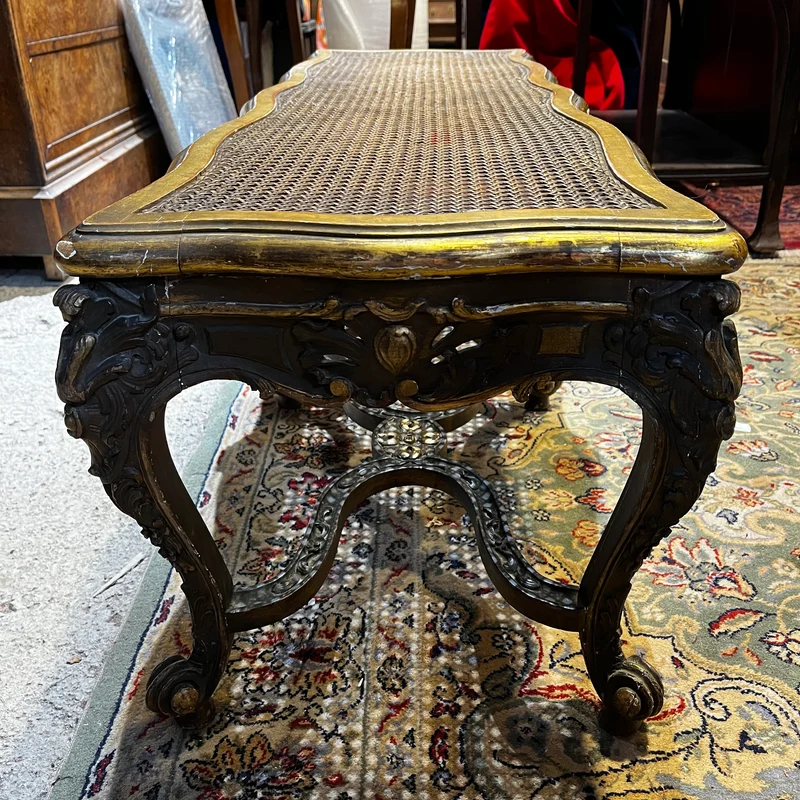 Banqueta con rejilla de caña en madera redorada con decoración de conchas estilo Regencia s.XIX