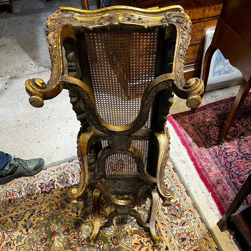 Banqueta con rejilla de caña en madera redorada con decoración de conchas estilo Regencia s.XIX