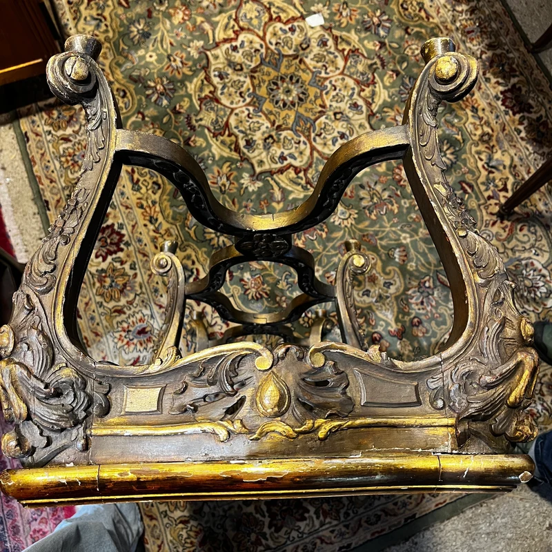 Banqueta con rejilla de caña en madera redorada con decoración de conchas estilo Regencia s.XIX