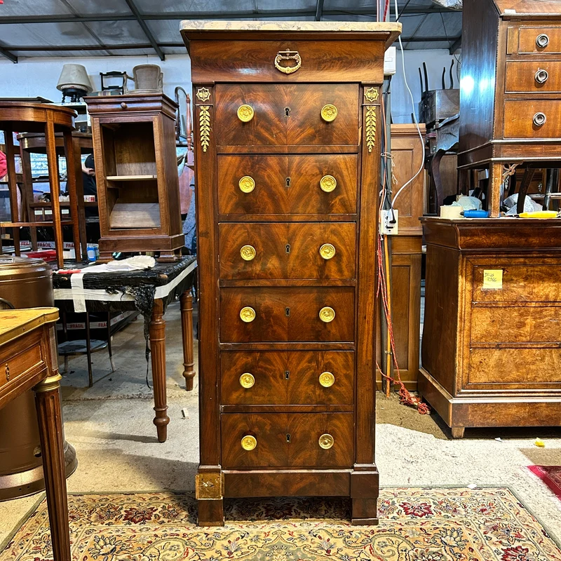 Cajonera chiffonier estrecha en caoba con bronces y mármol estilo restauración s.XIX