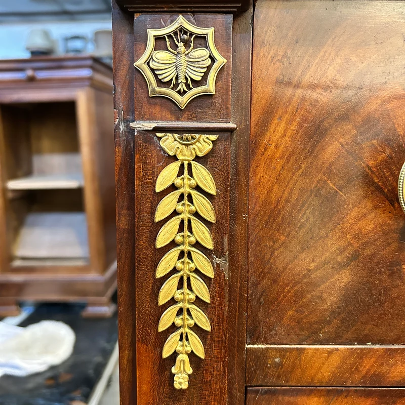 Cajonera chiffonier estrecha en caoba con bronces y mármol estilo restauración s.XIX