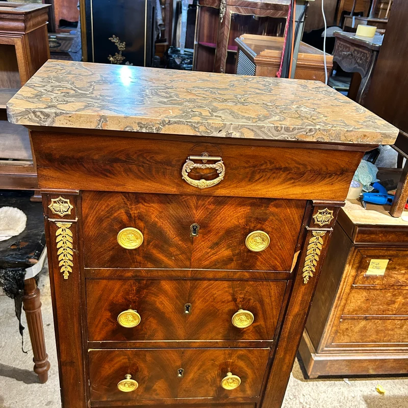 Cajonera chiffonier estrecha en caoba con bronces y mármol estilo restauración s.XIX