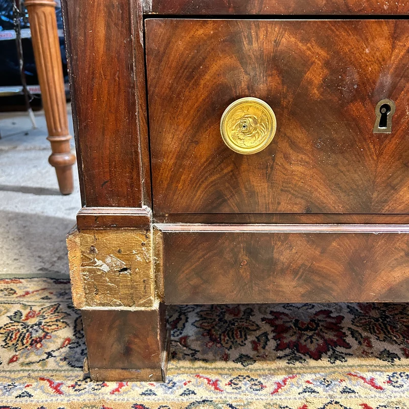 Cajonera chiffonier estrecha en caoba con bronces y mármol estilo restauración s.XIX