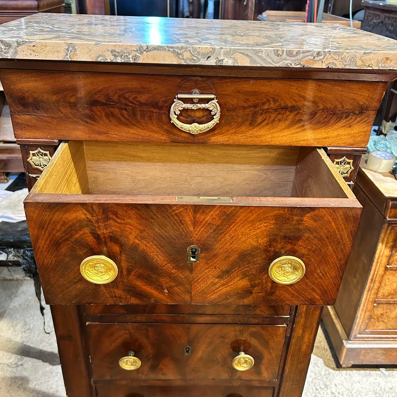 Cajonera chiffonier estrecha en caoba con bronces y mármol estilo restauración s.XIX