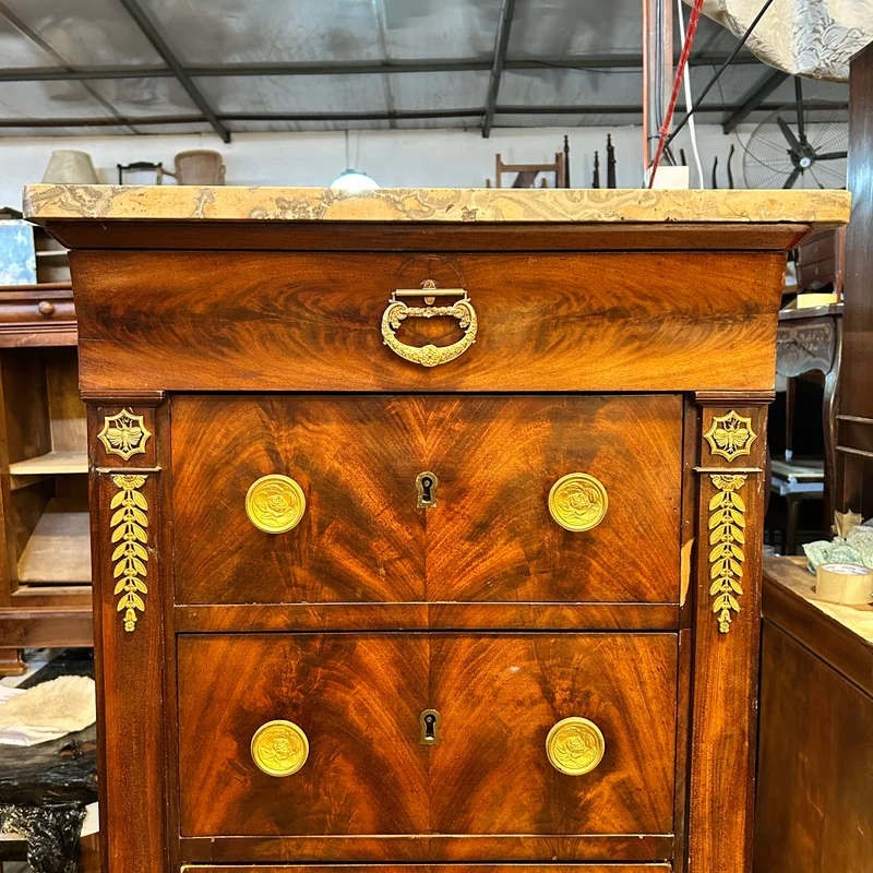 Cajonera chiffonier estrecha en caoba con bronces y mármol estilo restauración s.XIX