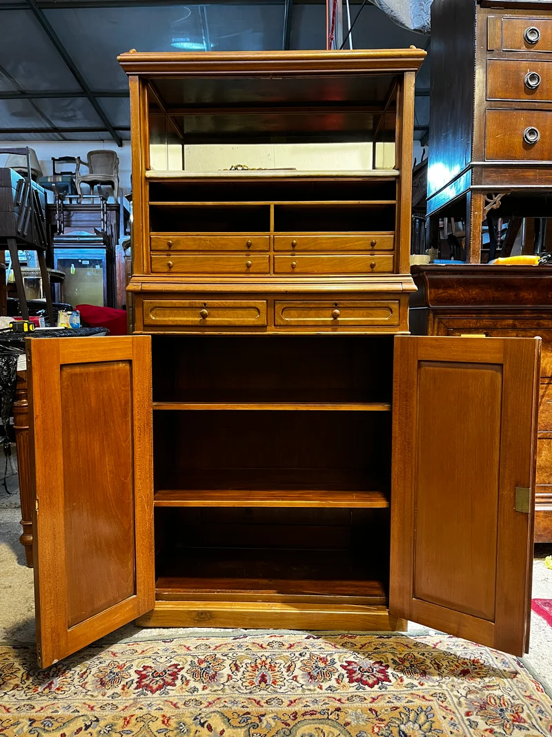 Mueble boticario con persiana y cubierta de mármol blanco años 50