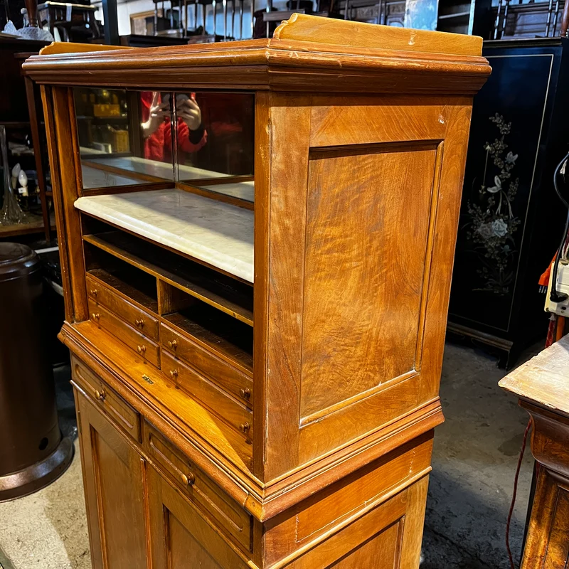 Mueble boticario con persiana y cubierta de mármol blanco años 50