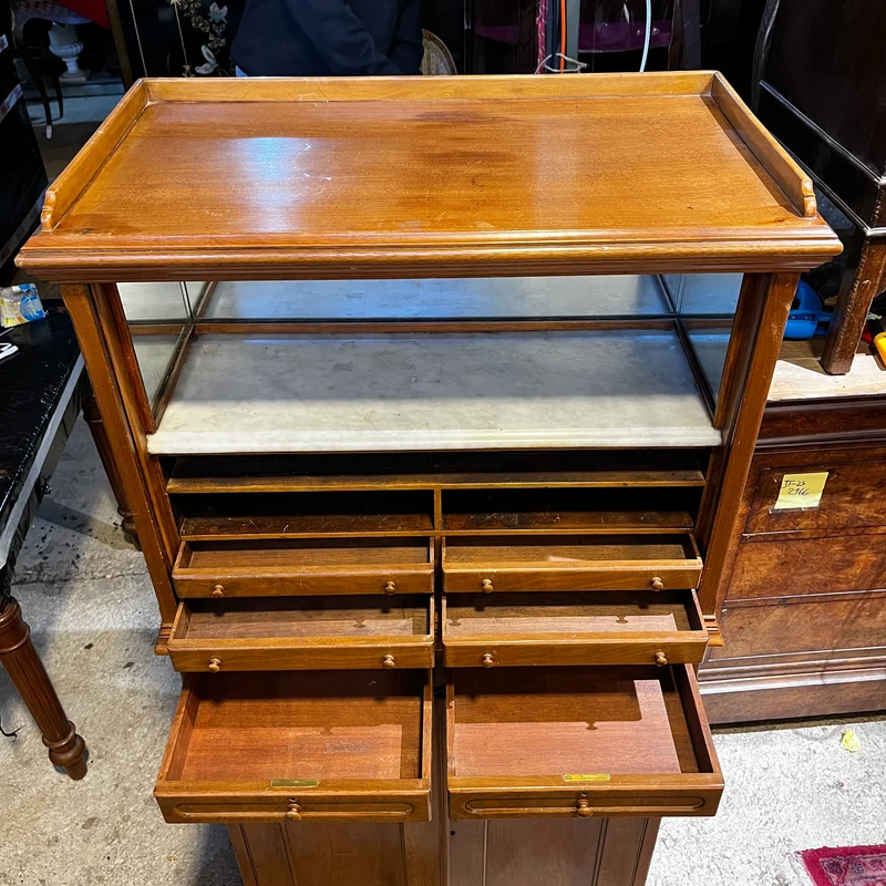 Mueble boticario con persiana y cubierta de mármol blanco años 50
