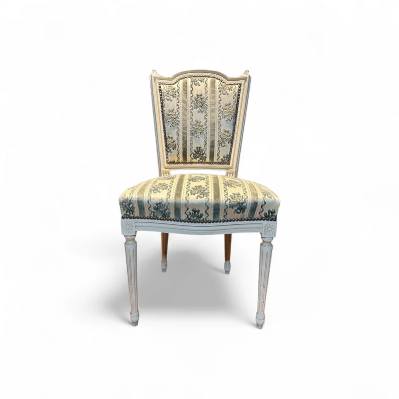 Silla francesa tapiz terciopelo franjas y patina blanca estilo Luis XVI