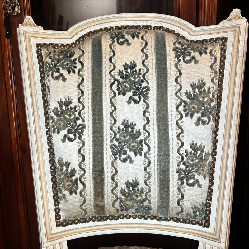 Silla francesa tapiz terciopelo franjas y patina blanca estilo Luis XVI