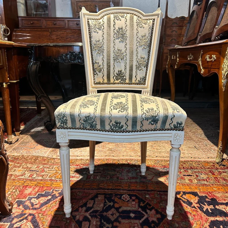 Silla francesa tapiz terciopelo franjas y patina blanca estilo Luis XVI