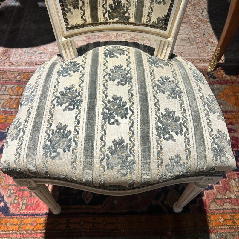 Silla francesa tapiz terciopelo franjas y patina blanca estilo Luis XVI