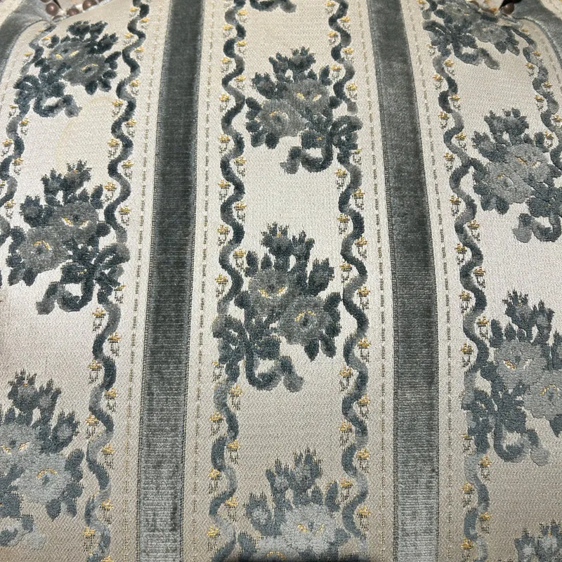 Silla francesa tapiz terciopelo franjas y patina blanca estilo Luis XVI