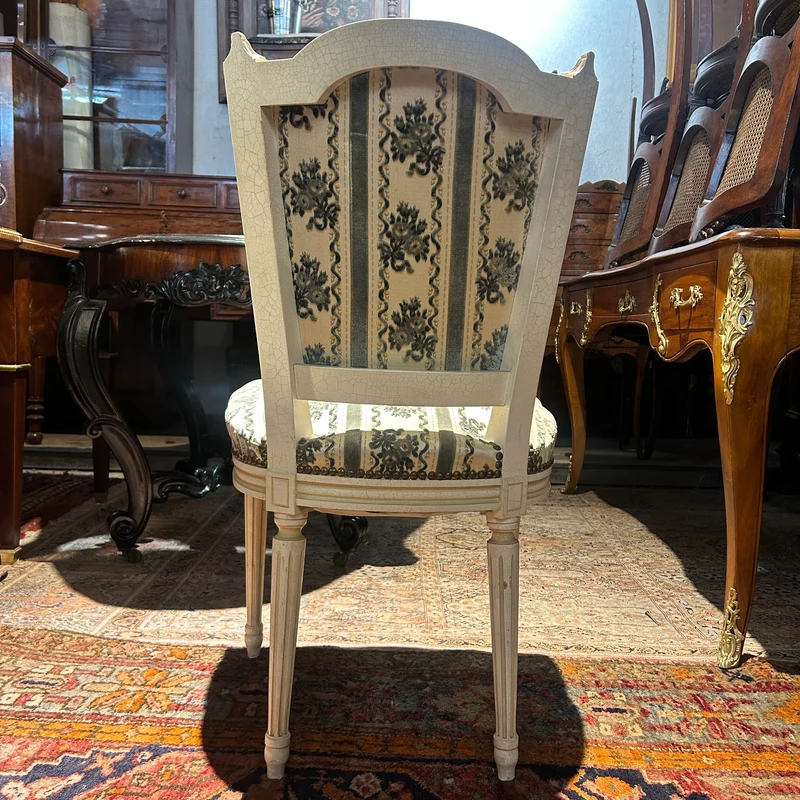 Silla francesa tapiz terciopelo franjas y patina blanca estilo Luis XVI