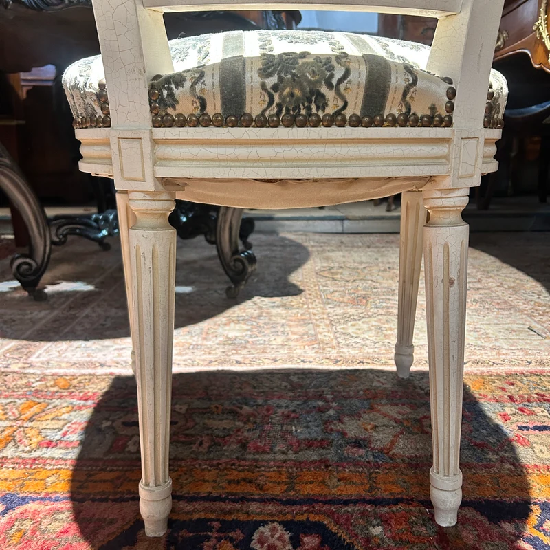 Silla francesa tapiz terciopelo franjas y patina blanca estilo Luis XVI