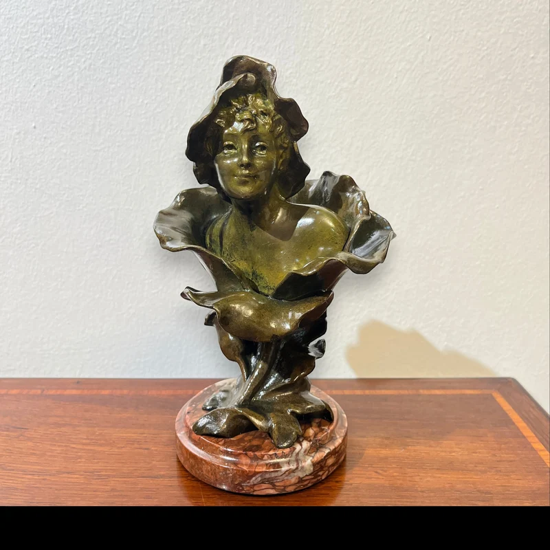 Busto de bronce 'Femme fleur' o 'Mujer flor' patina verde olivo y mármol firma de Henri Godet