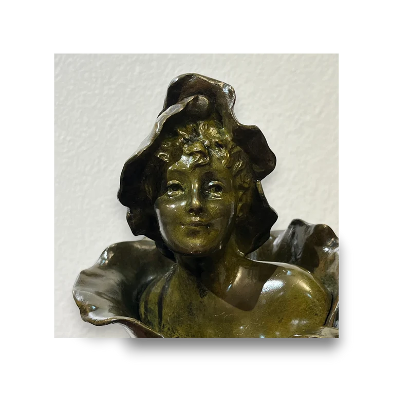 Busto de bronce 'Femme fleur' o 'Mujer flor' patina verde olivo y mármol firma de Henri Godet