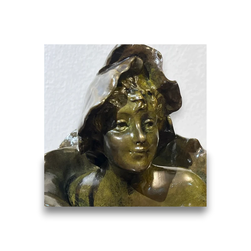 Busto de bronce 'Femme fleur' o 'Mujer flor' patina verde olivo y mármol firma de Henri Godet