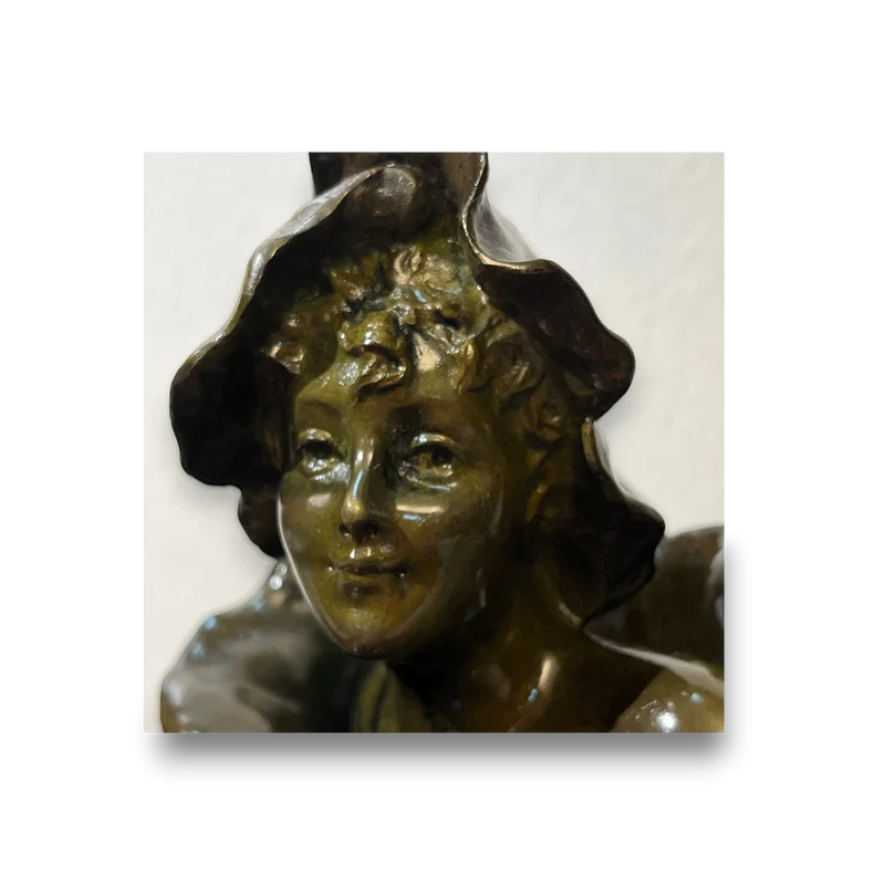 Busto de bronce 'Femme fleur' o 'Mujer flor' patina verde olivo y mármol firma de Henri Godet