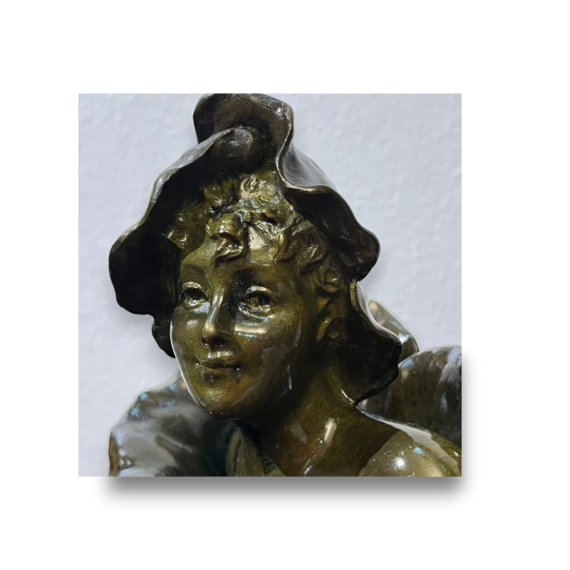 Busto de bronce 'Femme fleur' o 'Mujer flor' patina verde olivo y mármol firma de Henri Godet