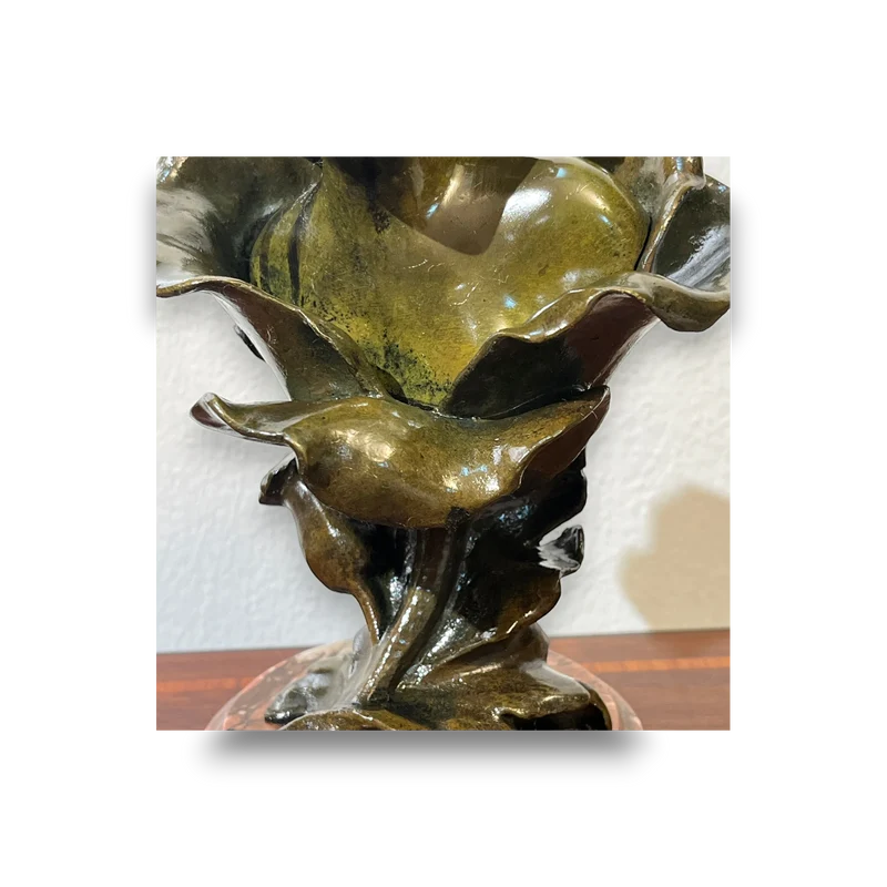 Busto de bronce 'Femme fleur' o 'Mujer flor' patina verde olivo y mármol firma de Henri Godet