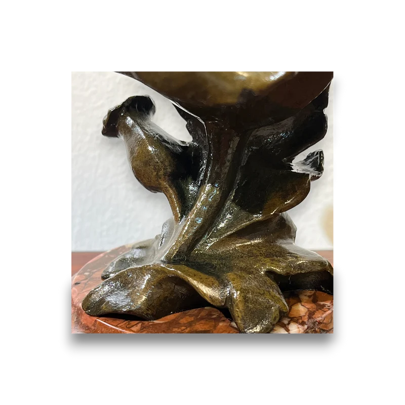 Busto de bronce 'Femme fleur' o 'Mujer flor' patina verde olivo y mármol firma de Henri Godet