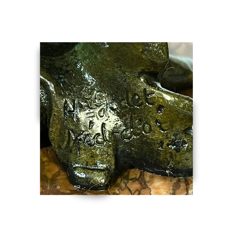 Busto de bronce 'Femme fleur' o 'Mujer flor' patina verde olivo y mármol firma de Henri Godet