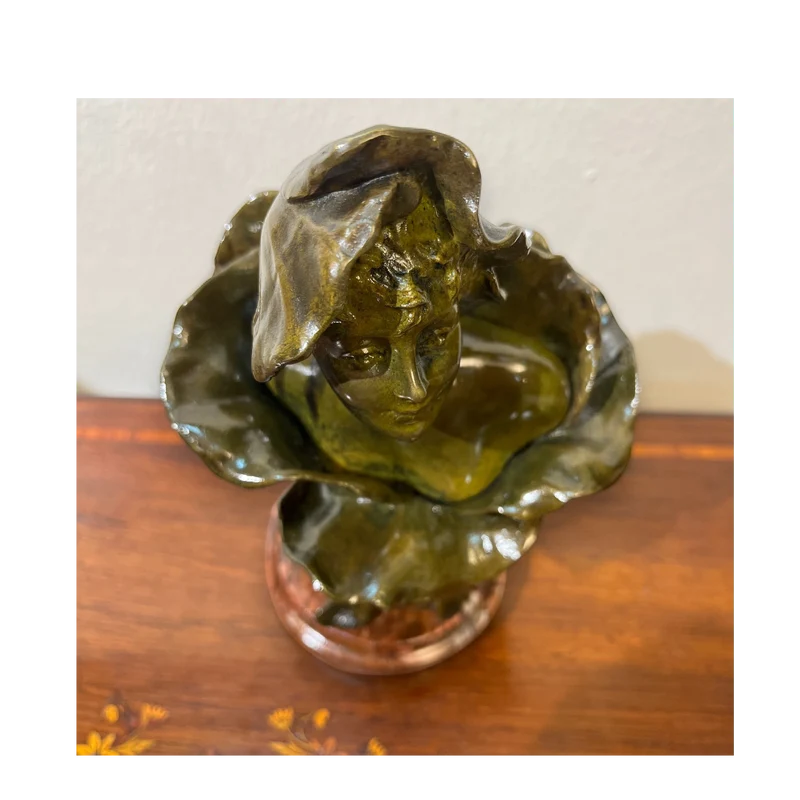 Busto de bronce 'Femme fleur' o 'Mujer flor' patina verde olivo y mármol firma de Henri Godet