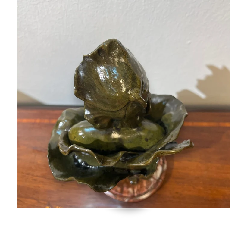 Busto de bronce 'Femme fleur' o 'Mujer flor' patina verde olivo y mármol firma de Henri Godet