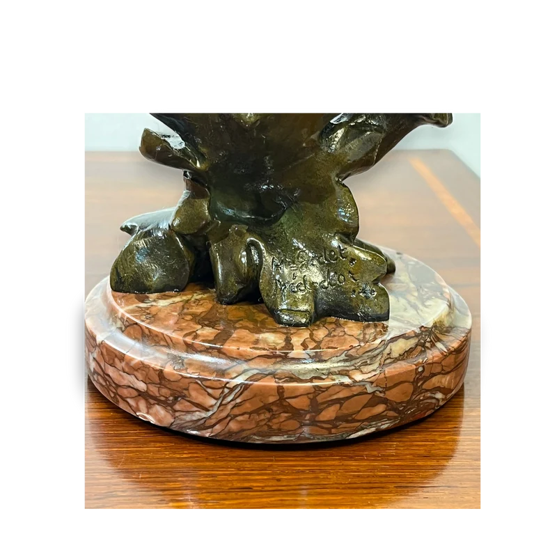 Busto de bronce 'Femme fleur' o 'Mujer flor' patina verde olivo y mármol firma de Henri Godet