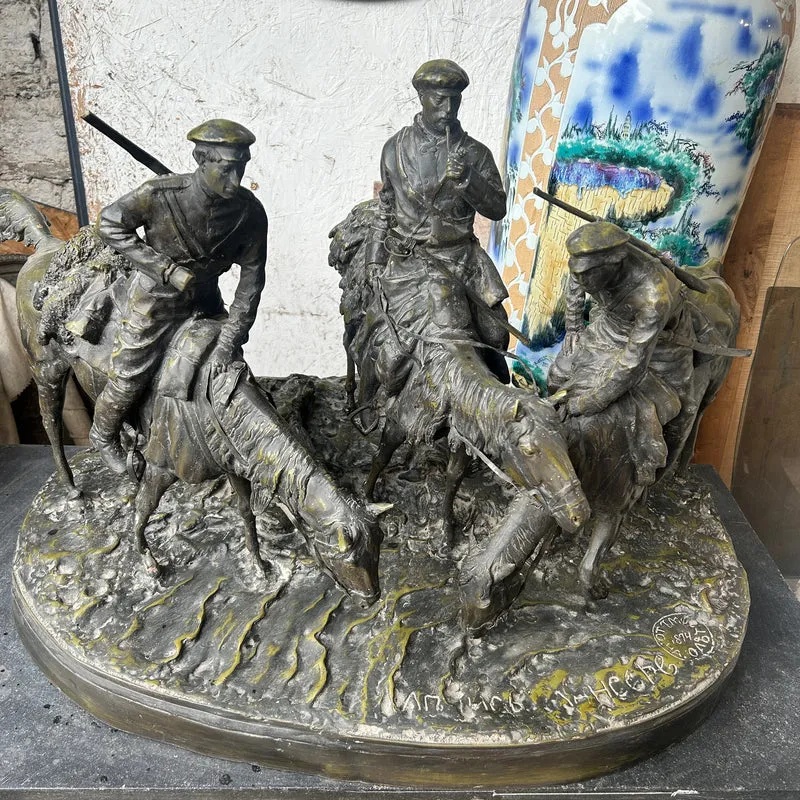 Escultura de bronce 'Grupo de militares cosacos' firmada por Evgeny Alexandrovich Lanceray (1848-1886)