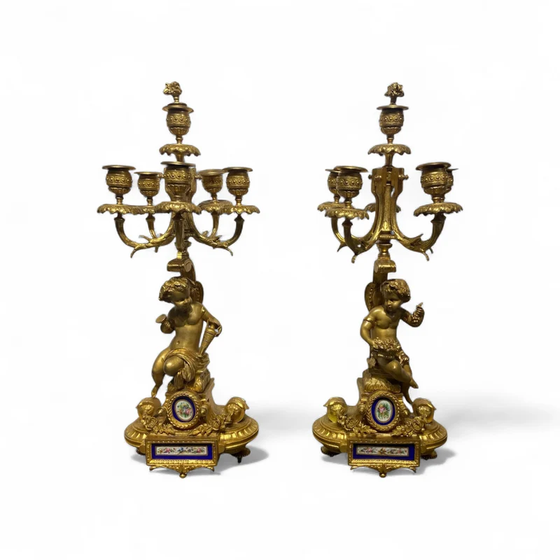 Par de candelabros franceses 5 luces y querubines en peltre dorado y porcelana s.XIX