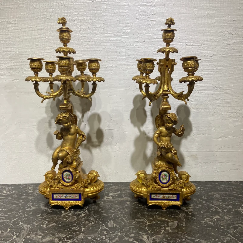Par de candelabros franceses 5 luces y querubines en peltre dorado y porcelana s.XIX