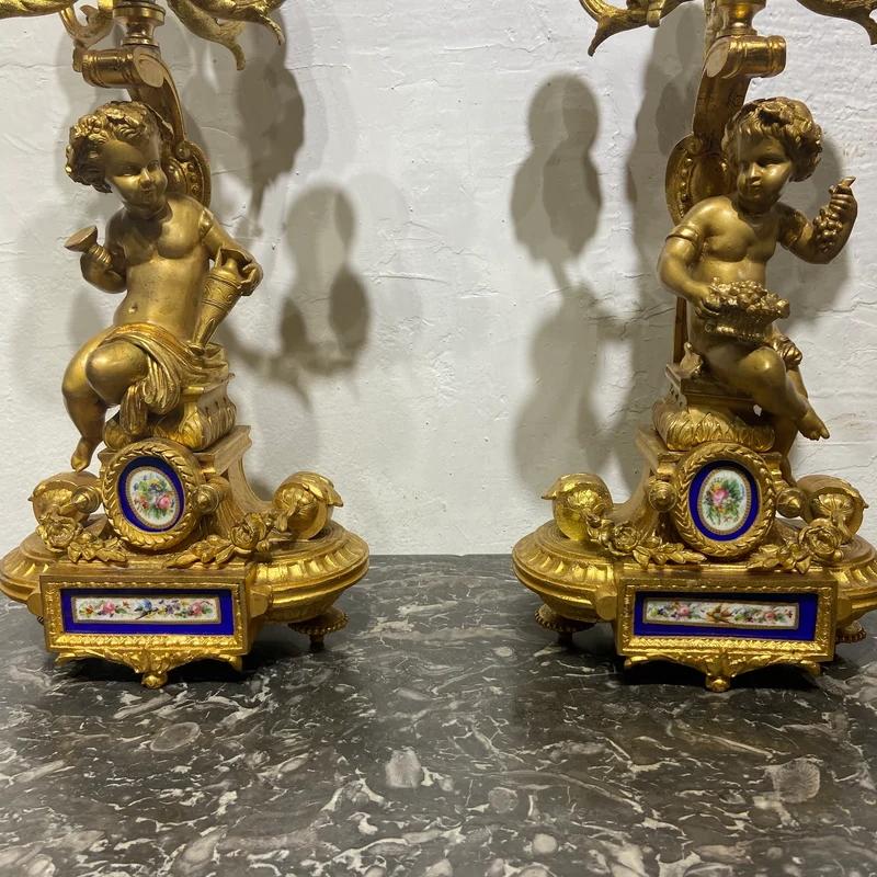 Par de candelabros franceses 5 luces y querubines en peltre dorado y porcelana s.XIX