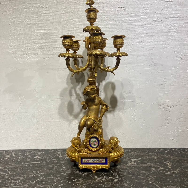Par de candelabros franceses 5 luces y querubines en peltre dorado y porcelana s.XIX