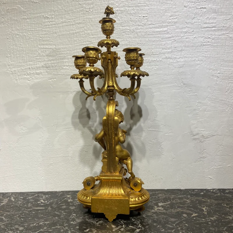 Par de candelabros franceses 5 luces y querubines en peltre dorado y porcelana s.XIX