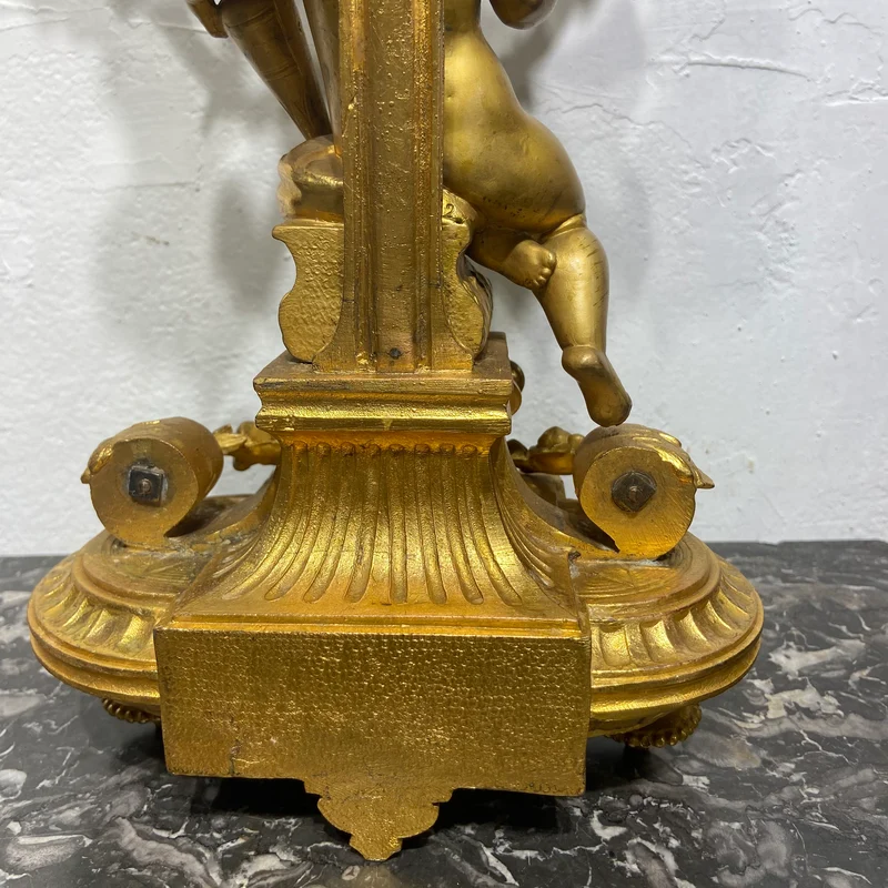 Par de candelabros franceses 5 luces y querubines en peltre dorado y porcelana s.XIX
