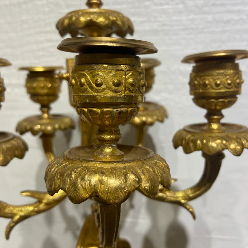 Par de candelabros franceses 5 luces y querubines en peltre dorado y porcelana s.XIX