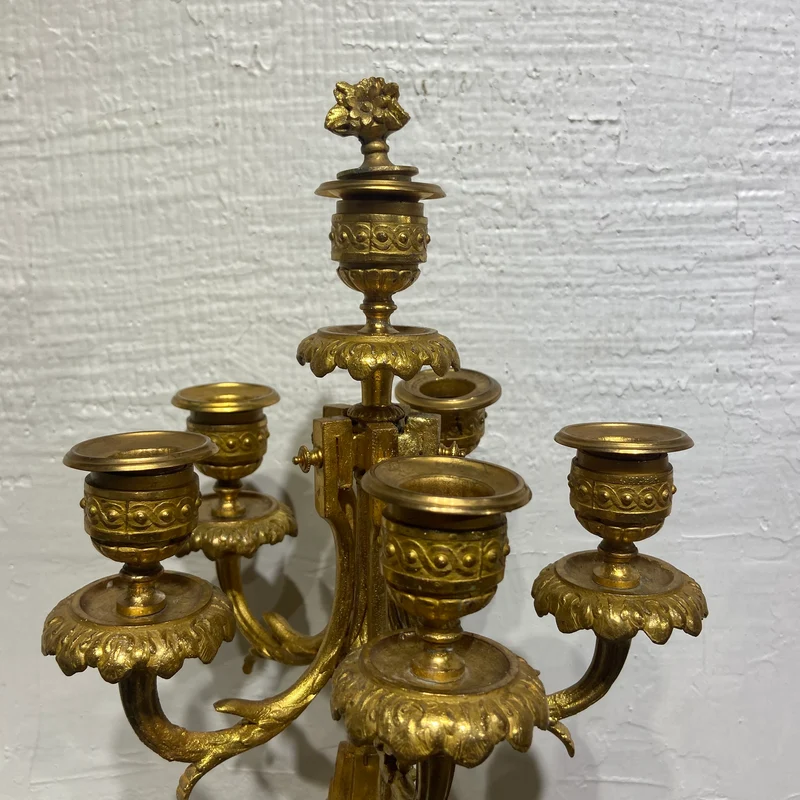Par de candelabros franceses 5 luces y querubines en peltre dorado y porcelana s.XIX
