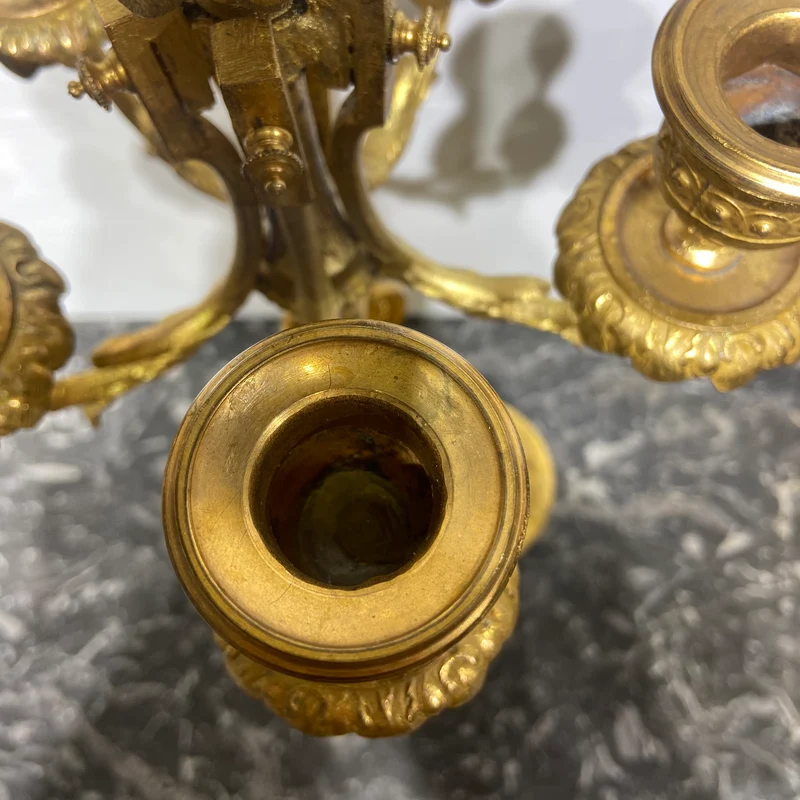 Par de candelabros franceses 5 luces y querubines en peltre dorado y porcelana s.XIX