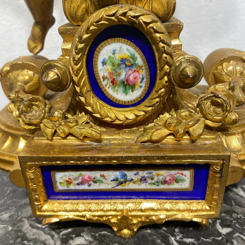Par de candelabros franceses 5 luces y querubines en peltre dorado y porcelana s.XIX