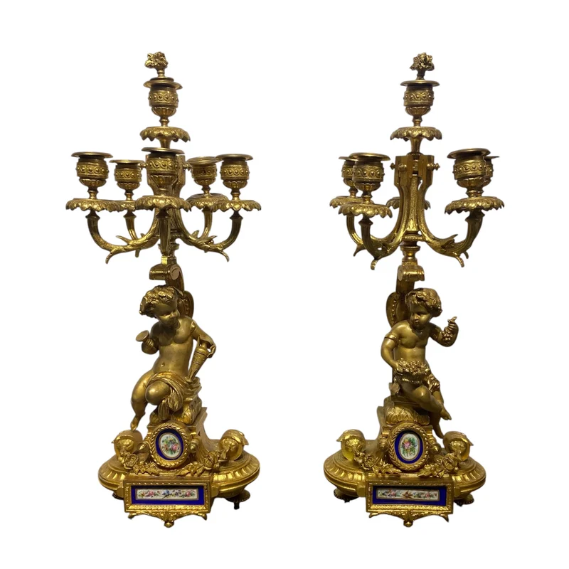Par de candelabros franceses 5 luces y querubines en peltre dorado y porcelana s.XIX