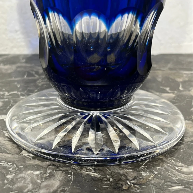 Florero de cristal belga Art Deco tallado azul cobalto Val Saint Lambert forma trompeta