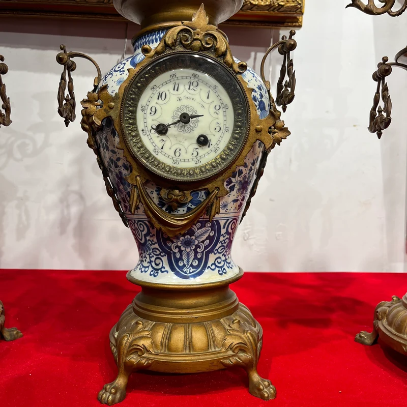 Guarnición de chimenea Delft con reloj y candelabros de porcelana pintada a mano y bronce s.XIX